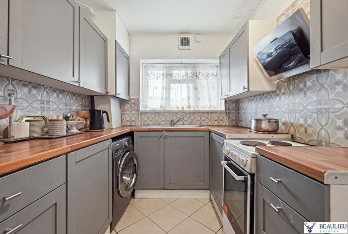 2 Bedroom Maisonette For Sale In Hertford Road, Enfield, EN3