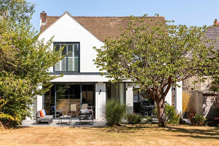 4 Bedroom Detached House For Sale In Evesham Close, Reigate, RH2