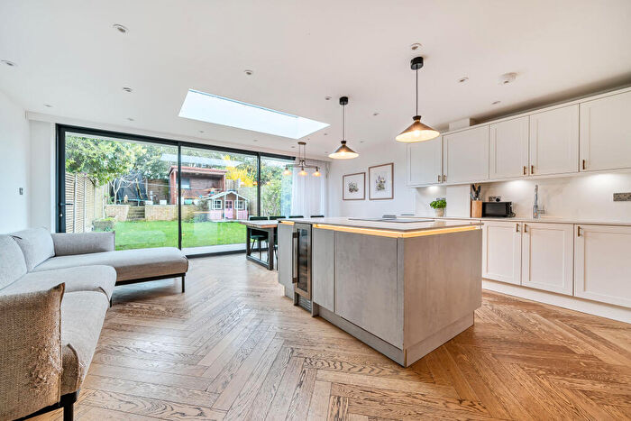 3 Bedroom Bungalow For Sale In Derwent Avenue, Barnet, Greater London, EN4