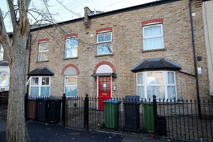 1 Bedroom Flat To Rent In Acacia Road, Leytonstone, E11