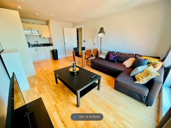 2 Bedroom Flat To Rent In The Chandlers, Leeds, LS2