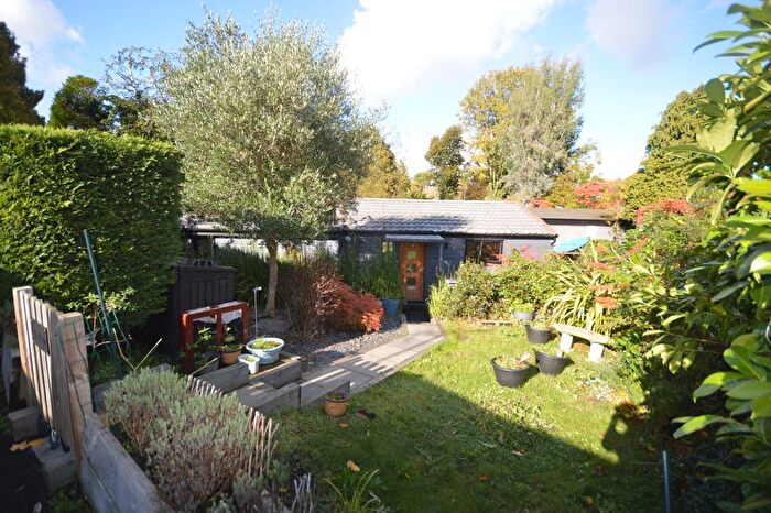 2 Bedroom Houseboat To Rent In Taggs Island, Hampton, TW12