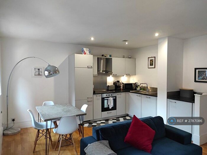 1 Bedroom Flat To Rent In Lockes Yard, Manchester, M1