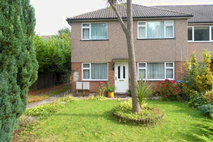 2 Bedroom Ground Maisonette To Rent In Park Avenue, London, EN1