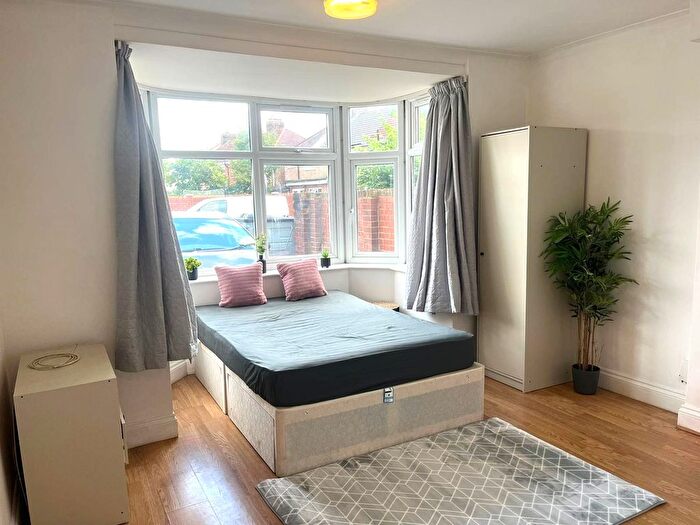 Studio To Rent In United Drive, Feltham, TW14