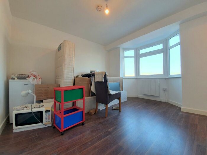 Apartment To Rent In Dale Avenue, Edgware, HA8