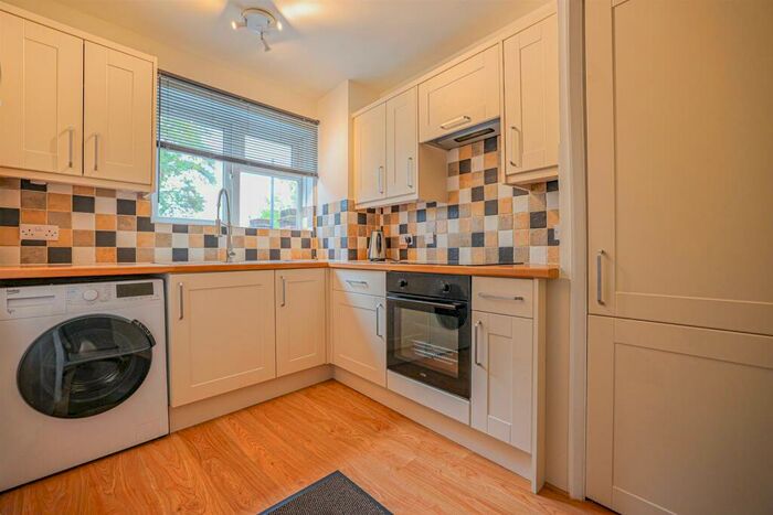 3 Bedroom Flat To Rent In Long Chaulden, Hemel Hempstead, HP1