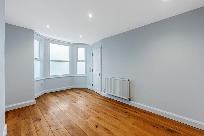 2 Bedroom Flat To Rent In Godolphin Road, London, W12