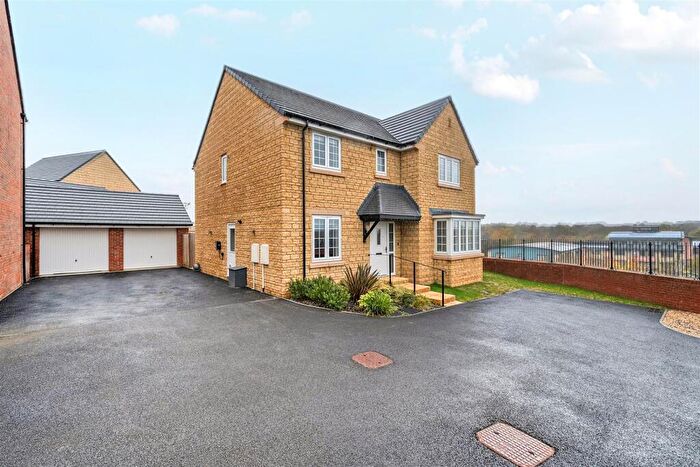 5 Bedroom Detached House For Sale In Hunters Field, Chippenham, SN14