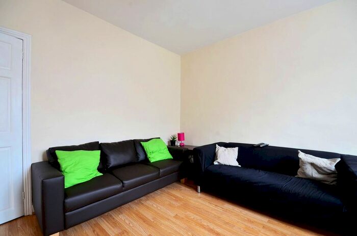 3 Bedroom Flat To Rent In Brockley Rise, Honor Oak Park, London, SE23