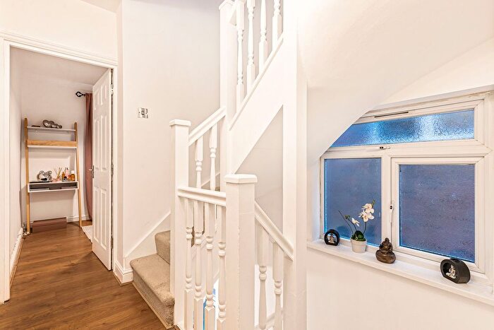 4 Bedroom Semi-Detached House For Sale In Greenford Avenue, Hanwell, W7 - Photo 8