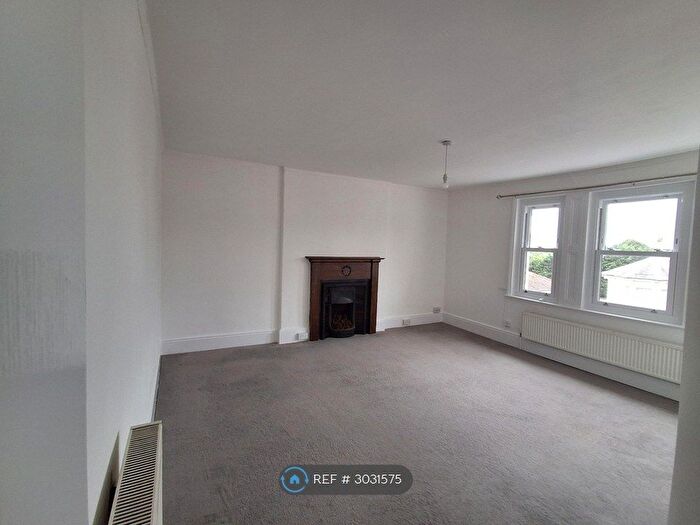 2 Bedroom Flat To Rent In Holmesdale Gardens, Hastings, TN34