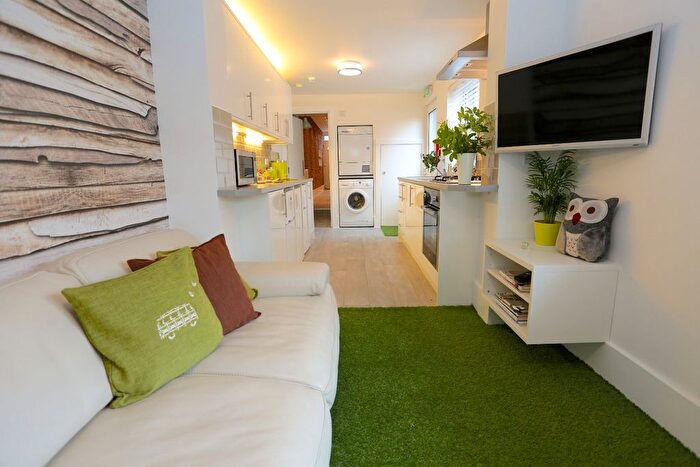 1 Bedroom Studio To Rent In Tavistock Street, Luton, Bedfordshire, LU1