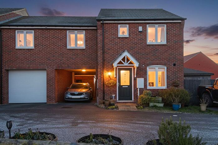 3 Bedroom Link Detached House For Sale In Scafell Avenue, Chesterfield, S41