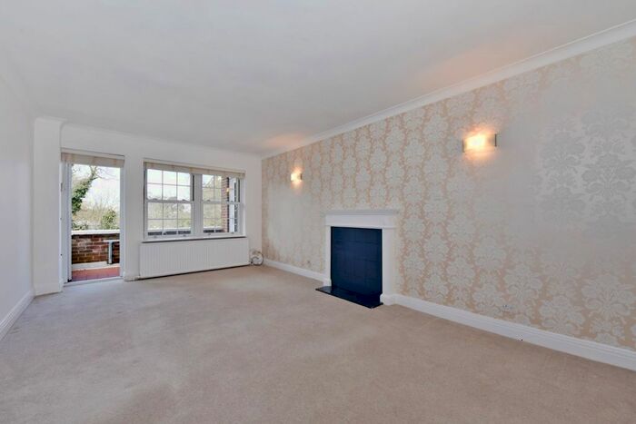 2 Bedroom Flat To Rent In Bulstrode Court, Gerrards Cross, Buckinghamshire, SL9