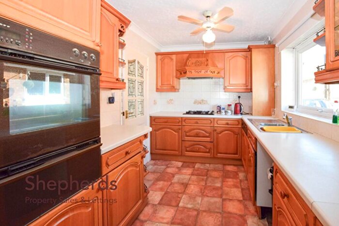 2 Bedroom Semi-Detached Bungalow For Sale In Winton Drive, Cheshunt, EN8