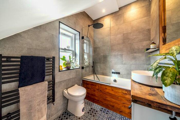 3 Bedroom Flat To Rent In Bloom Grove, West Norwood, SE27