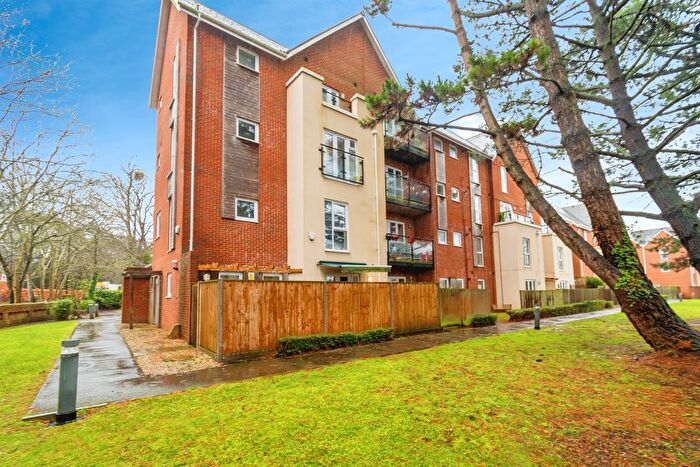 3 Bedroom Flat For Sale In Archers Road, Southampton, SO15