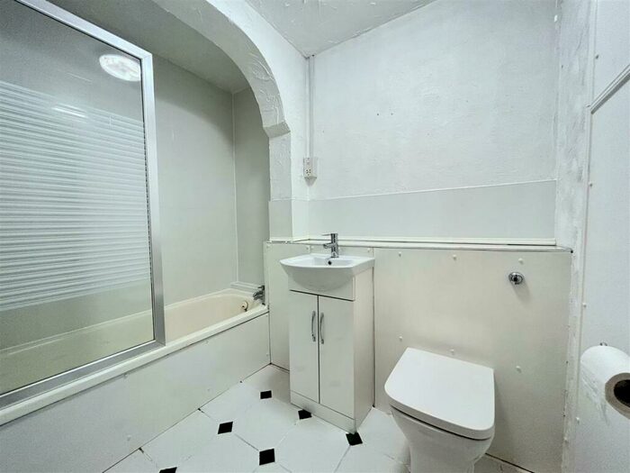 2 Bedroom Flat To Rent In Barn Mead, Harlow, CM18
