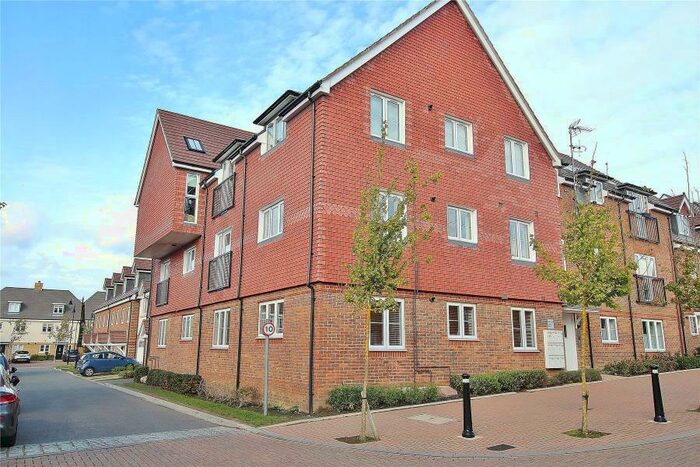 2 Bedroom Flat To Rent In Brookwood Farm Drive, Knaphill, GU21