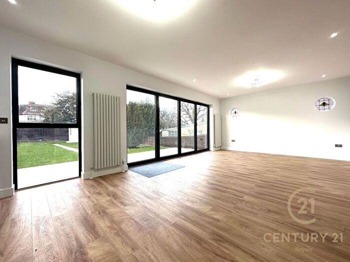 4 Bedroom Detached House For Sale In Elgar Avenue, Berrylands, Surbiton, KT5