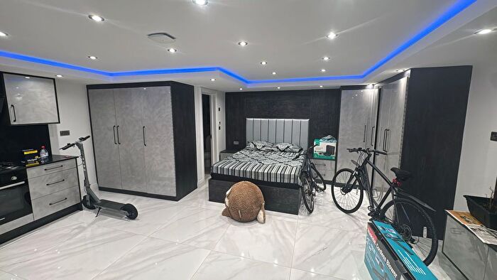 Studio To Rent In The Crossways, Hounslow, Greater London, TW5