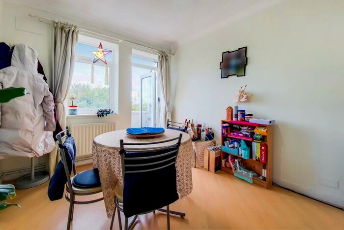 3 Bedroom Flat To Rent In Kingston Hill, Kingston Hill, Kingston Upon Thames, KT2