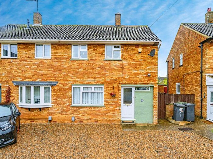 2 Bedroom Semi-Detached House For Sale In Muswell Close, Luton, LU3
