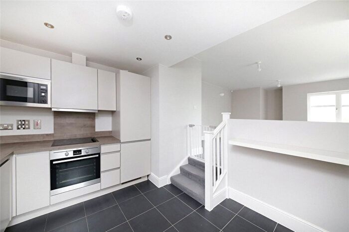 2 Bedroom Flat To Rent In Gayfere Place, London, SE25