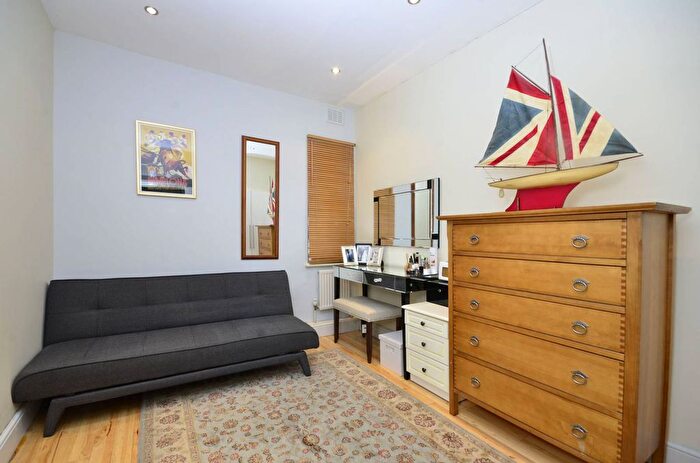 2 Bedroom Flat To Rent In Frognal, Hampstead, London, NW3