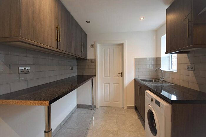 3 Bedroom Flat To Rent In Southampton Way, Camberwell, SE5