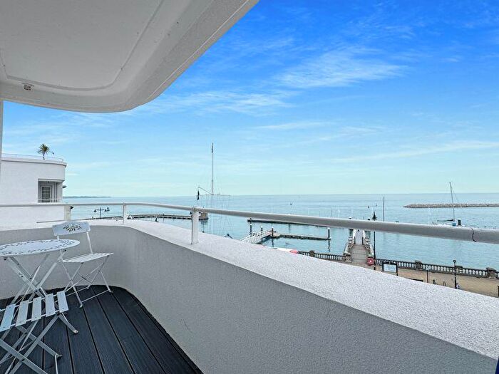 2 Bedroom Apartment To Rent In The Parade, Cowes, PO31