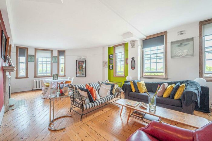 3 Bedroom Flat To Rent In Baker Street, Marylebone, London, NW1