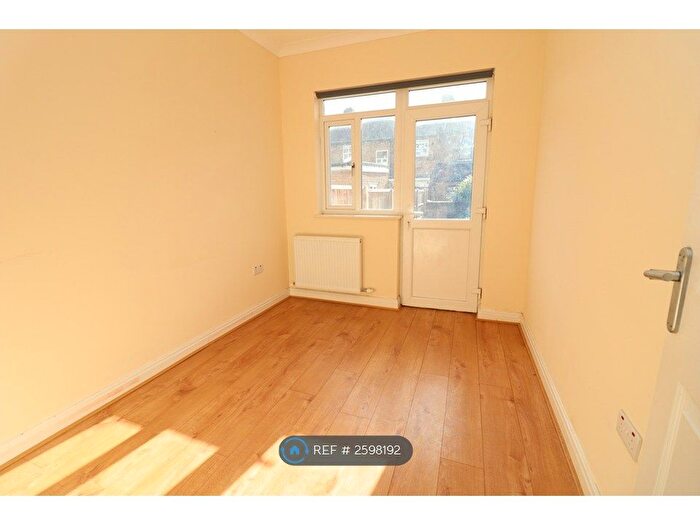 2 Bedroom Flat To Rent In Ashgrove Road, Ilford, IG3