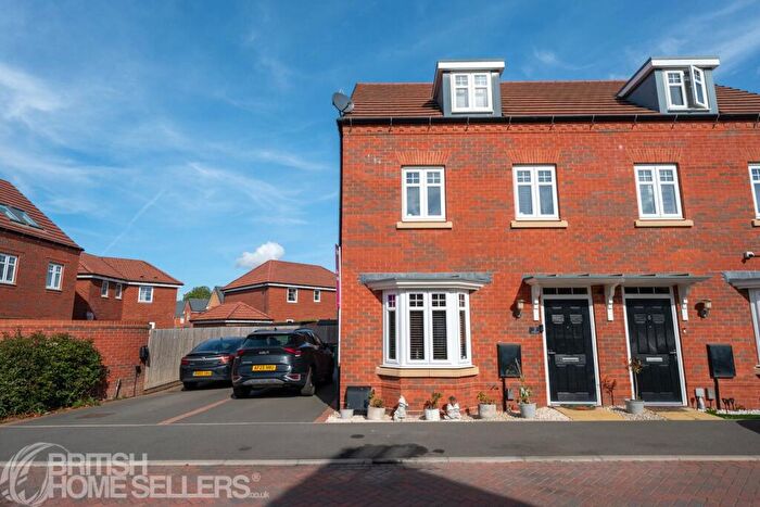 3 Bedroom Semi Detached House For Sale In Gravel Pen, Wigston, Leicestershire, LE18