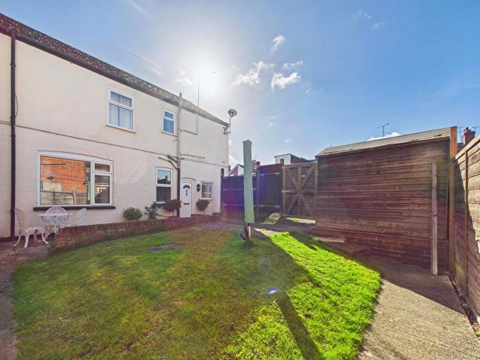 2 Bedroom Maisonette For Sale In High Street, Aylesbury, Buckinghamshire, HP20