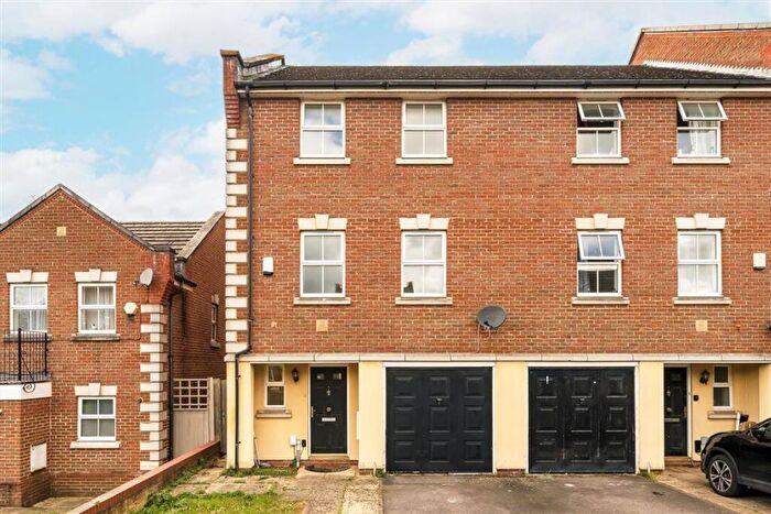 3 Bedroom House For Sale In Barlow Drive, Woolwich, SE18