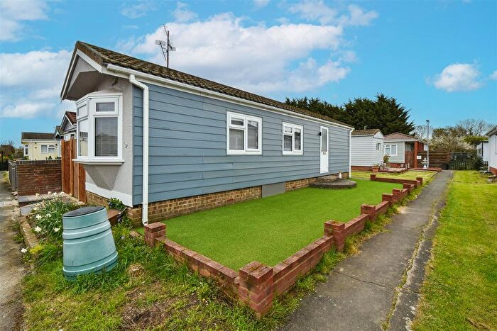 1 Bedroom Park Home For Sale In Chelmsford Road, Blackmore, Ingatestone, CM4