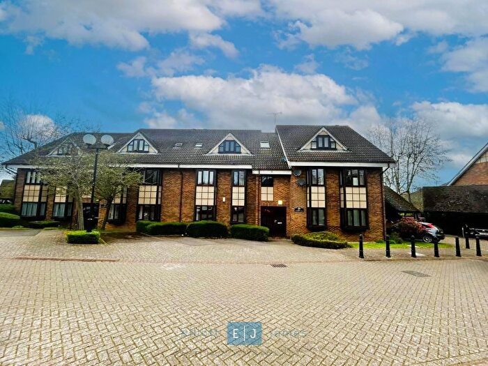 2 Bedroom Flat To Rent In Chequers, Hills Road, Buckhurst Hill, IG9