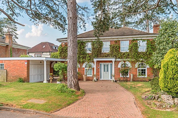 4 Bedroom Detached House For Sale In Clovelly Avenue, Warlingham, CR6