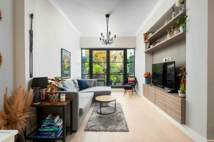 2 Bedroom Flat To Rent In Cavendish Road, Clapham, London, SW12