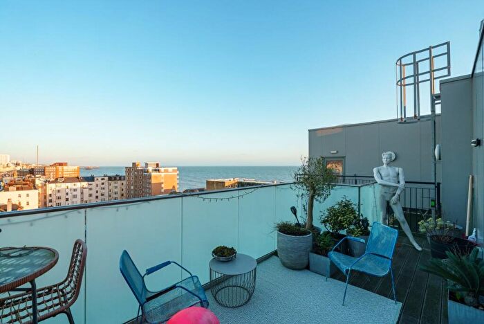 3 Bedroom Penthouse For Sale In Kingsway, Hove, BN3