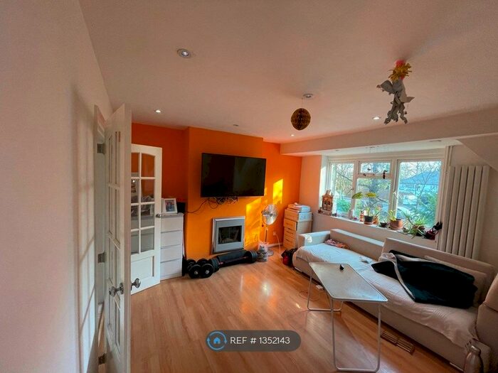 2 Bedroom Maisonette To Rent In Alpine Walk, Stanmore, HA7