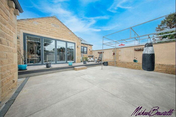 2 Bedroom Detached House For Sale In Beldon Lane, Bradford, BD7