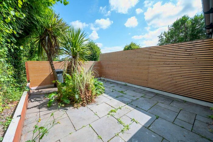 2 Bedroom Maisonette To Rent In Pewley Way, Guildford, GU1