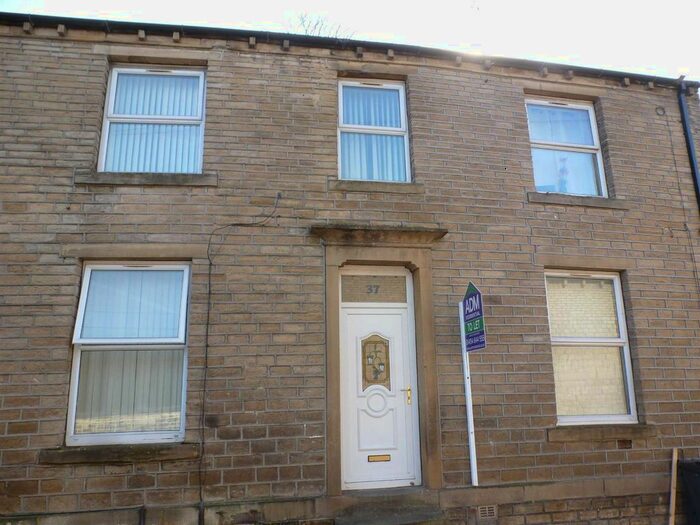 1 Bedroom Flat To Rent In Bank Well Road, Milnsbridge, Huddersfield, HD3