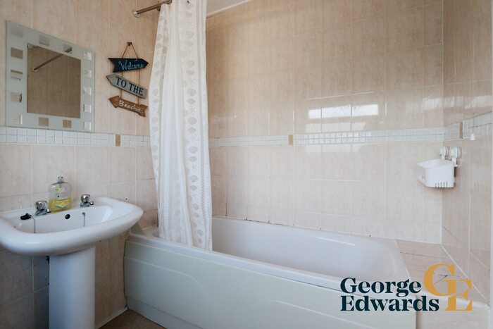 2 Bedroom Flat For Sale In Harbour Court, Saundersfoot, SA69