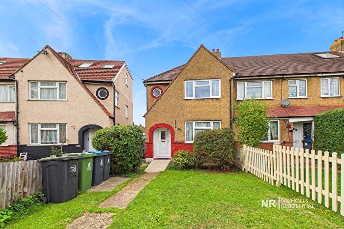 3 Bedroom End Of Terrace House For Sale In Hook Road, Chessington, Surrey., KT9