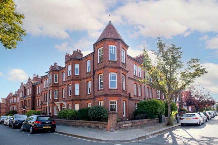 4 Bedroom Flat To Rent In Boundaries Road, London, SW12