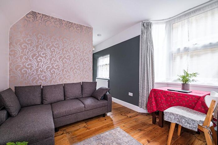 2 Bedroom Flat To Rent In High Road Leytonstone, London, E11